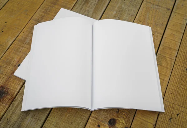 Catálogo en blanco, revistas, maqueta de libros sobre fondo de madera — Foto de Stock