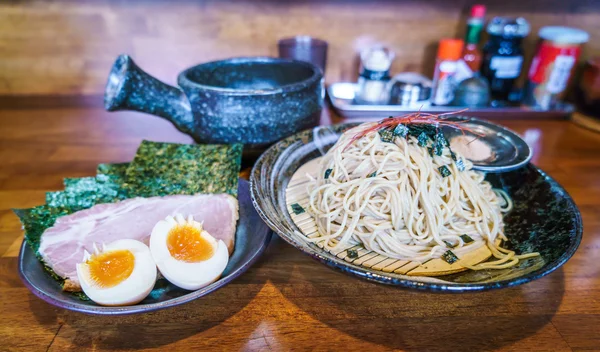 Fideos de ramen japoneses en la mesa — Foto de Stock