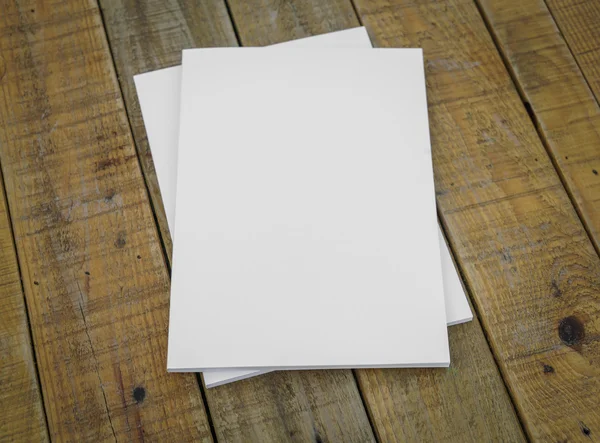 Katalog, dergi boş, sahte ahşap arka plan üzerinde kitap