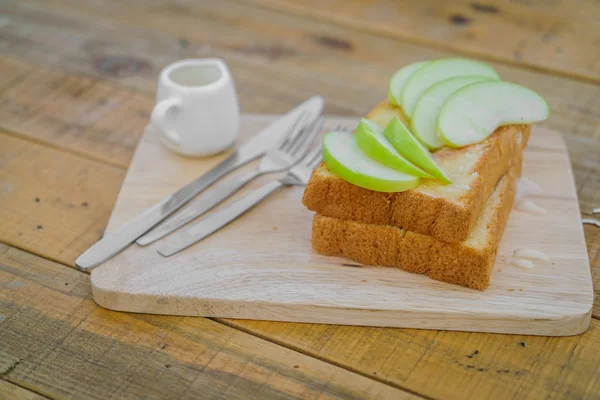 Apple segmenten met brood — Stockfoto