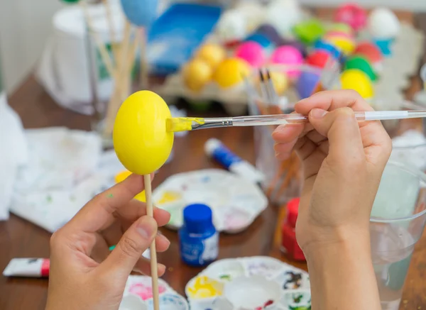 Donna decorazione uovo di Pasqua — Foto Stock