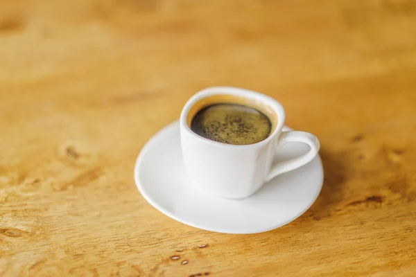 Tazza da caffè su tavolo di legno — Foto Stock