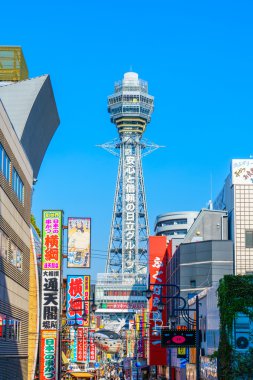 Osaka, Japonya - 30 Kasım 2015: Shinsekai Tsutenkaku Kulesi 