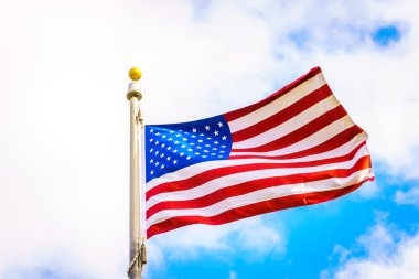 Gökyüzü üzerinde Amerikan bayrağı