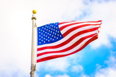 Gökyüzü üzerinde Amerikan bayrağı