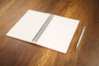 Defter kalem üstünde okul sırası ile