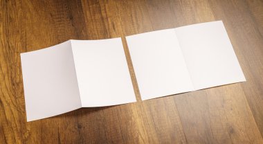 Bifold beyaz şablon Kağıt ahşap doku üzerinde