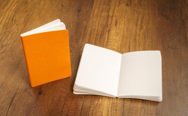 Katalog, dergi boş, sahte ahşap arka plan üzerinde kitap