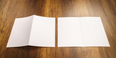 Bifold beyaz şablon Kağıt ahşap doku üzerinde