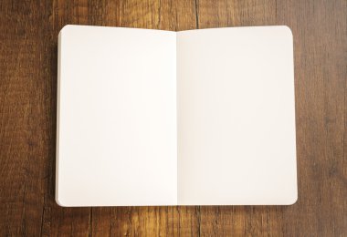 Katalog, dergi boş, sahte ahşap arka plan üzerinde kitap