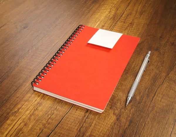 机の上のペンとノート — ストック写真