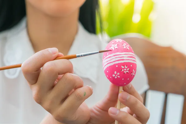 Donna decorazione uovo di Pasqua — Foto Stock