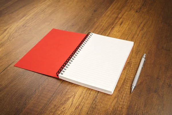 Caderno com caneta na mesa — Fotografia de Stock