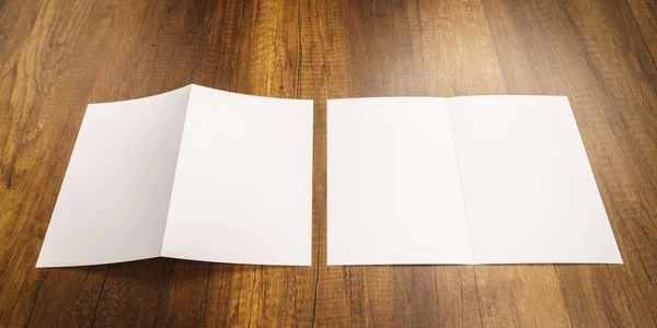 Bifold papel de plantilla blanco sobre textura de madera — Foto de Stock