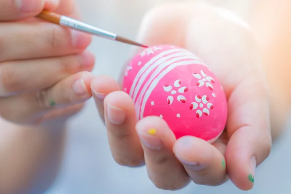 Kadın dekorasyon Paskalya yortusu yumurta — Stok fotoğraf