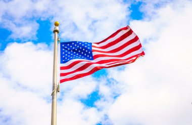 Mavi gökyüzünde Amerikan bayrağı