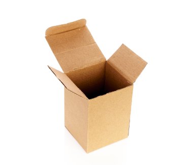 beyaz arkaplanda karton kutular izole