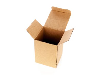 beyaz arkaplanda karton kutular izole