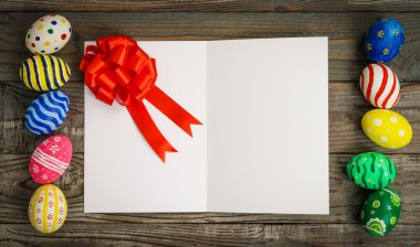 Hediye kartı ile Paskalya yumurtaları