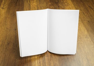 ahşap masa üzerine kadar sahte kitap