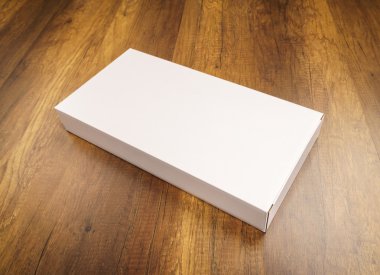 Boş beyaz kutu ahşap arka plan üzerinde sahte kadar