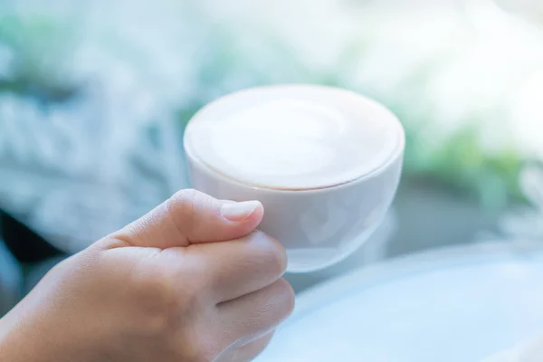 Hand hold Latte Coffee art — Stock Photo, Image