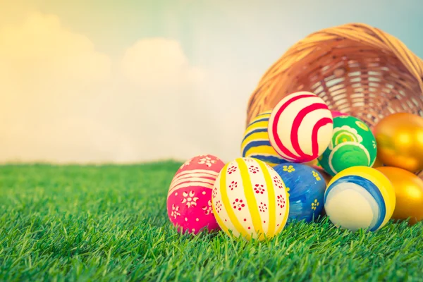 Coloridos huevos de Pascua en la hierba — Foto de Stock