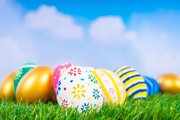 Uova di Pasqua variopinte su erba — Foto Stock