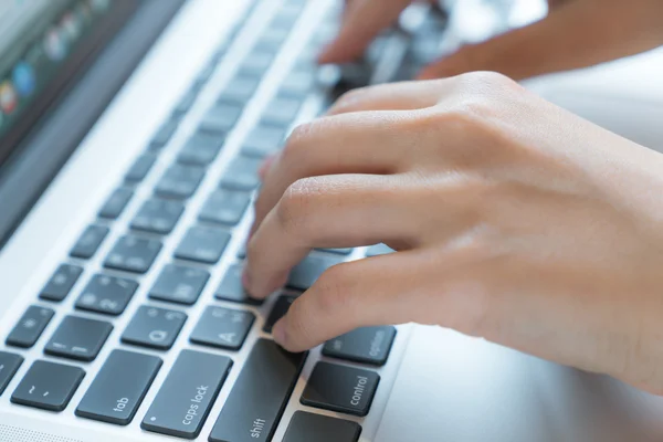 Mujer de negocios escribiendo — Foto de Stock