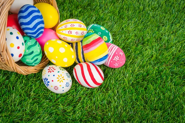 Huevos de Pascua en la hierba — Foto de Stock