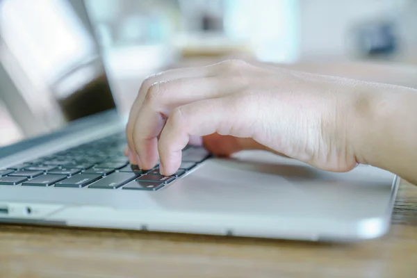 Mujer de negocios escribiendo —  Fotos de Stock