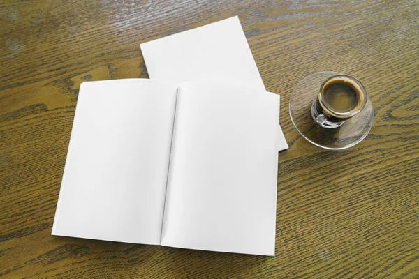 Catálogo em branco, revistas, livro mock up em fundo de madeira com xícara de café — Fotografia de Stock