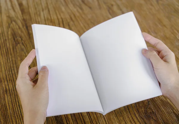 Leeres aufgeschlagenes Buch auf Holztisch — Stockfoto