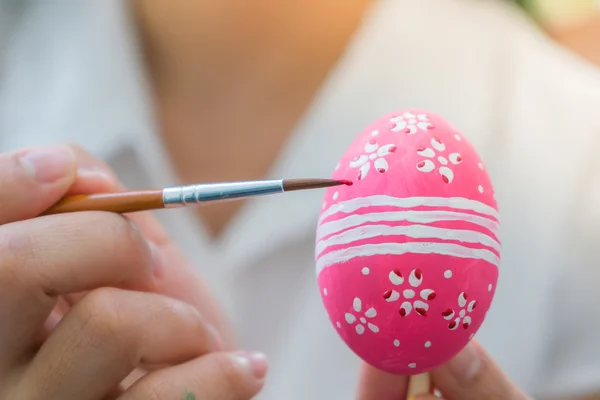 Kadın dekorasyon Paskalya yortusu yumurta — Stok fotoğraf