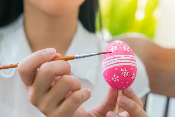 Kadın dekorasyon Paskalya yortusu yumurta — Stok fotoğraf