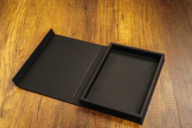 Boş kara kutu ahşap zemin üzerinde maket
