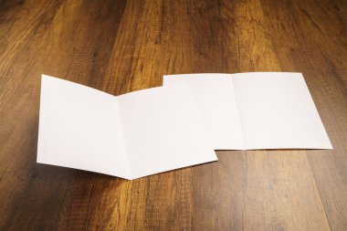 Bifold beyaz şablon Kağıt ahşap doku üzerinde