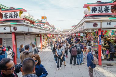 Tokyo, Japonya - 24 Kasım 2015: turist Nakamise Dori üzerinde yürümek 