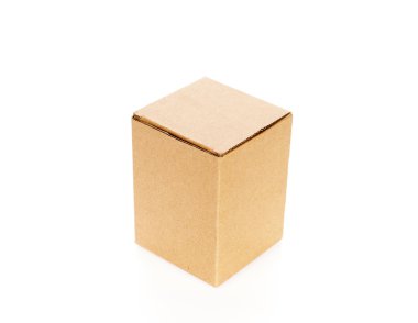 beyaz arkaplanda karton kutular izole