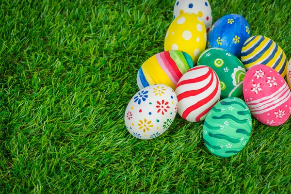 Coloridos huevos de Pascua en la hierba —  Fotos de Stock