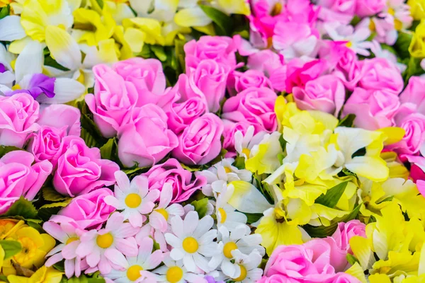 Fleurs artificielles colorées — Photo