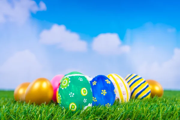 Çimlerin üzerinde renkli Paskalya yumurtaları — Stok fotoğraf