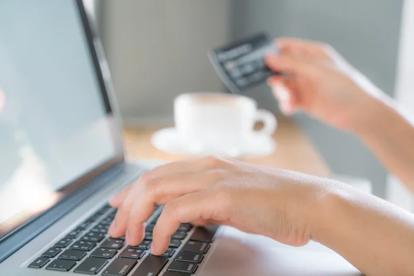 Person anläggning kreditkort — Stockfoto