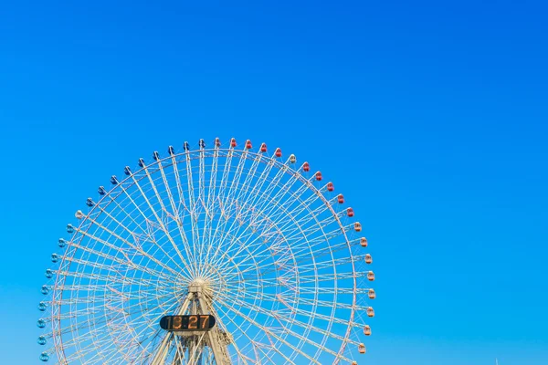 Rueda de ferris con cielo azul — Foto de Stock
