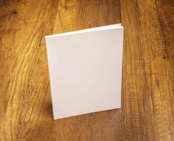 Livro simular em mesa de madeira — Fotografia de Stock