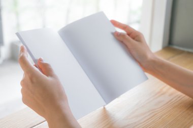 ahşap masa üzerinde boş açık kitap
