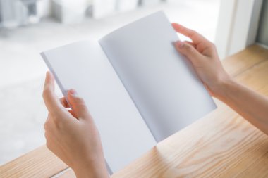 ahşap masa üzerinde boş açık kitap