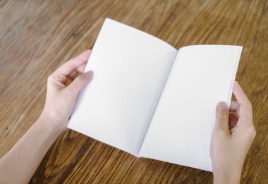 ahşap masa üzerinde boş açık kitap