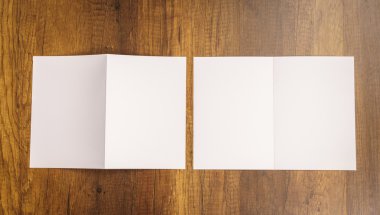 Bifold beyaz şablon Kağıt ahşap doku üzerinde