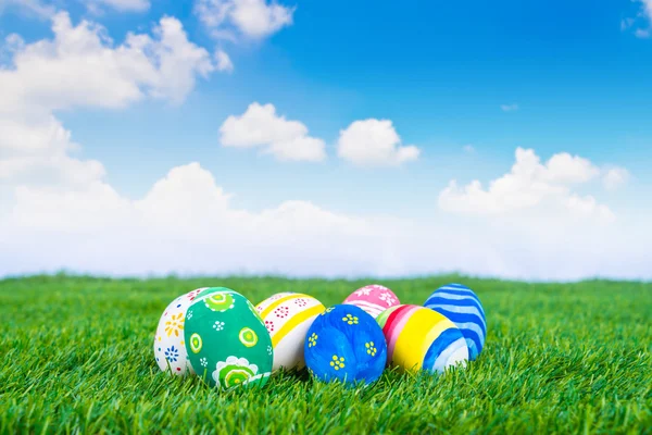 Çimlerin üzerinde renkli Paskalya yumurtaları — Stok fotoğraf